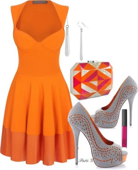 Vestido naranja con zapatos grises.