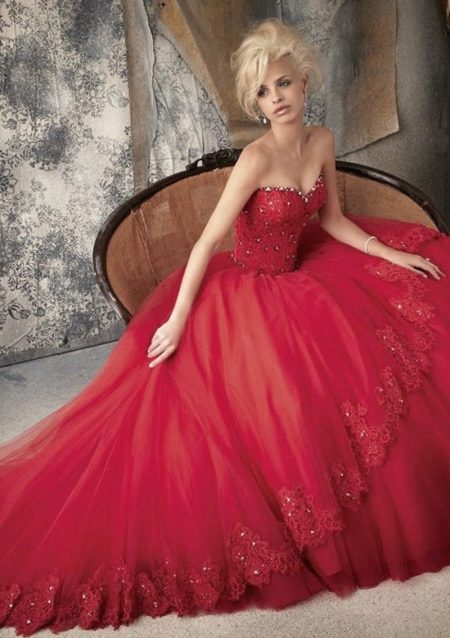 Pilna raudona suknelė
