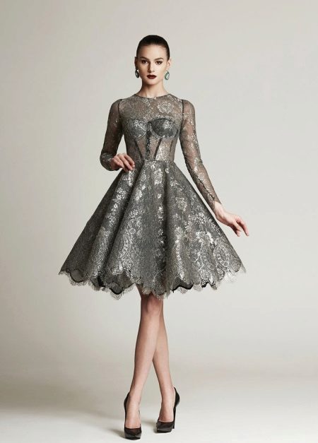 Iškilminga pilka vidutinio ilgio suknelė