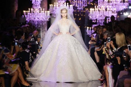 El vestido de novia de Elie Saab es muy magnífico.