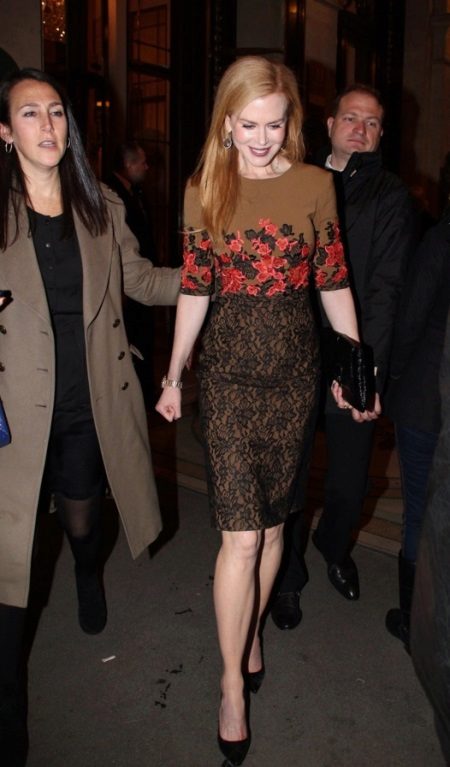 Ruda suknelė su raudona Nicole Kidman