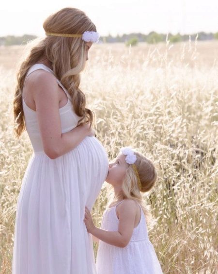 Motinystės suknelė - dukra bučiuoja pilvą