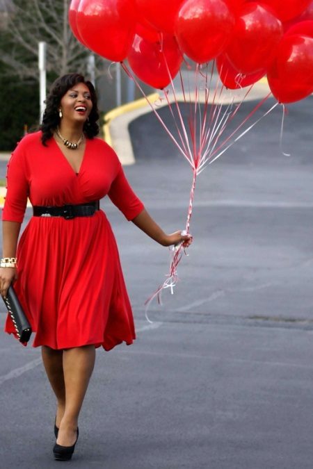 Crvena haljina u kombinaciji s crnim cipelama, torbom, remenom za žene s prekomjernom težinom