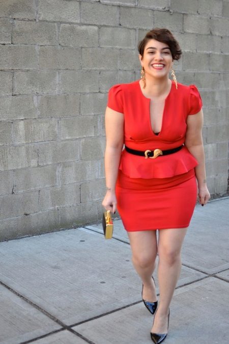 Priedai ir papuošalai raudonai suknelei antsvorio turinčioms moterims