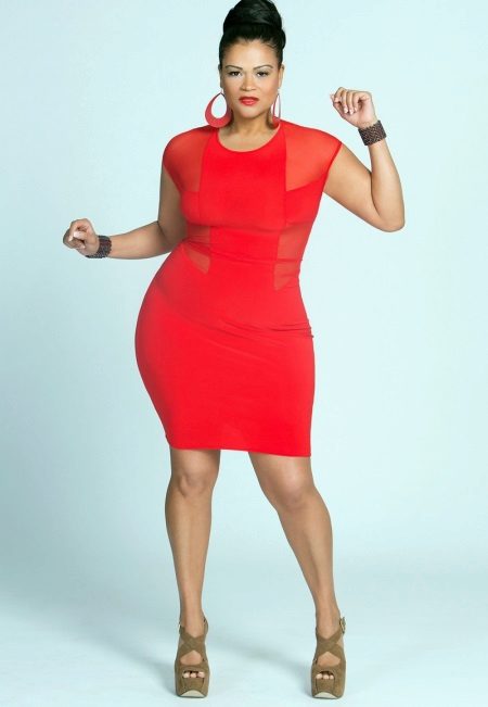 Rotaslietas sarkanai kleitai sievietēm ar lieko svaru