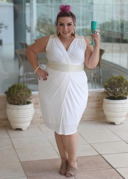 Λευκό σφιχτό φόρεμα για μια πλήρη γυναίκα