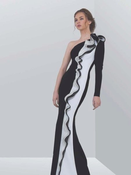 שמלה שחורה עם פס לבן