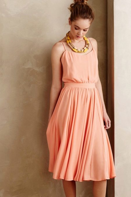 persikų suknelė su plisuotu sijonu