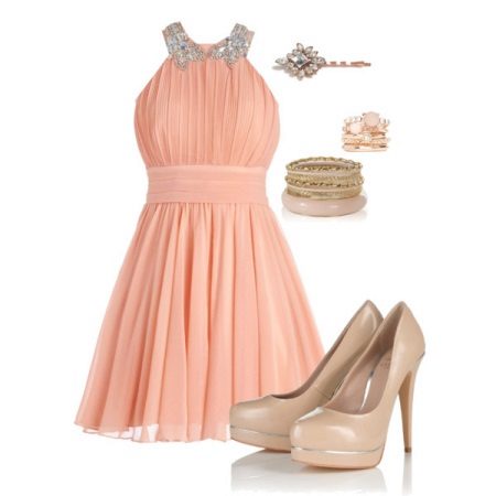 שמלת אפרסק עם אביזרים בצבע בז '