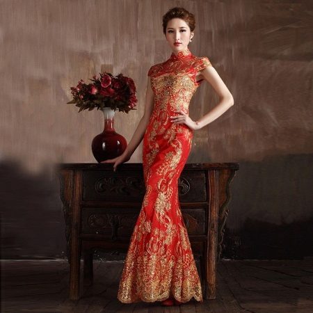 فستان أحمر طويل جميل على الطراز الصيني