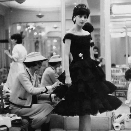 „Chanel“ linijos suknelė