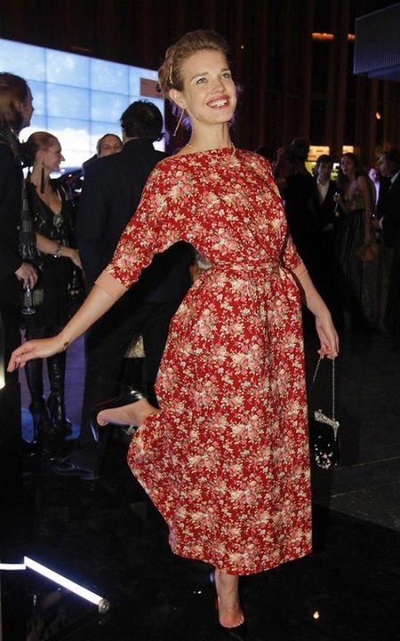 Stalažų suknelė rusų stiliaus su mažu modeliu