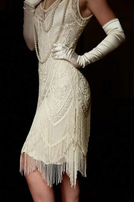 Váy trắng Gatsby với viền bất đối xứng và găng tay và ngọc trai