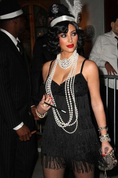 Gatsby čierne šaty kombinované s perlami a malou kabelkou
