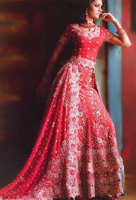 Orientalsk kjole med nationale mønstre
