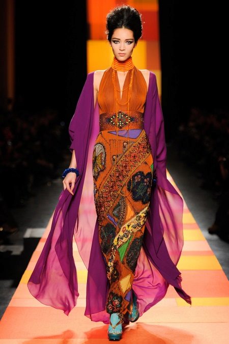 Vestido em estilo oriental por Jean Paul Gaultier
