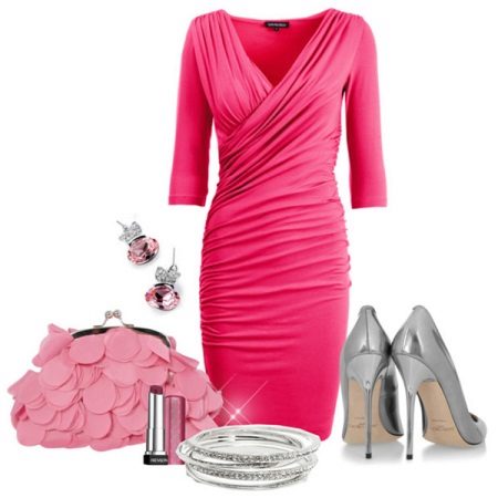 Silverskor under en rosa klänning