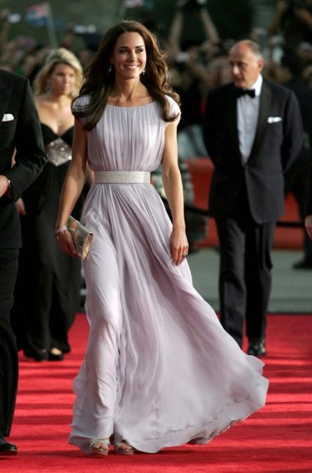 Красива дълга копринена рокля Кейт Мидълтън