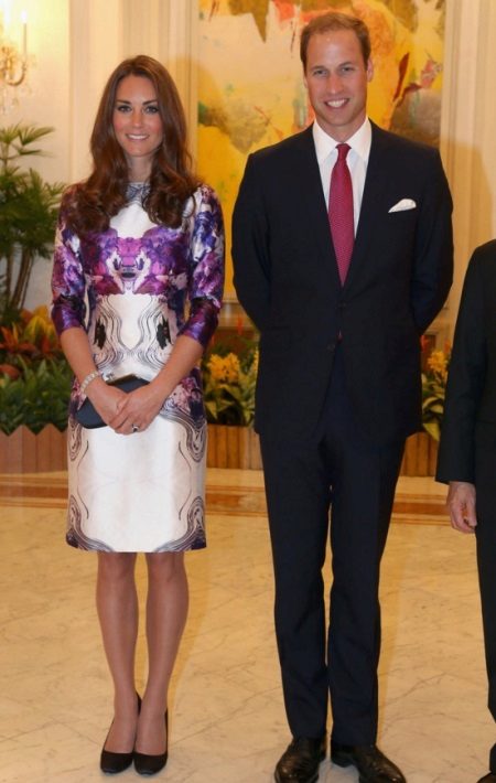 Svilena haljina bijele i ljubičaste boje Kate Middleton midi