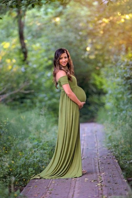 Красива дълга рокля за бременни жени