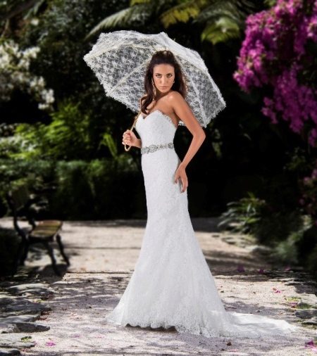 Vestuvinė suknelė „Guipure“ su skėčiu