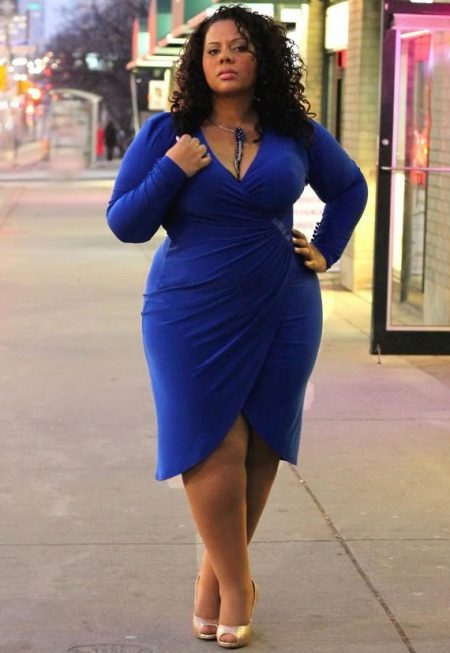 Zila ietīšanas kleita sievietēm ar lieko svaru