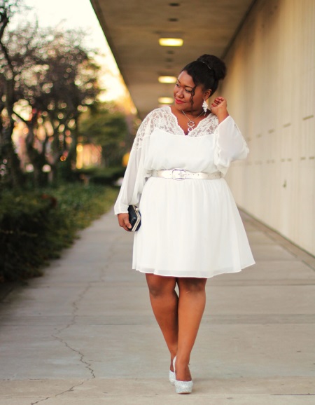 Középhosszú, fehér vonalú ruha hevederekkel a túlsúlyos nők számára