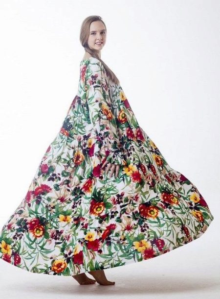 Ilga gėlių raštais dekoruota kuokštelinė suknelė liaudies stiliumi