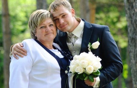 אמא עם בנה בחתונה
