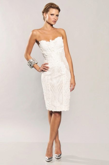 Бяла рокля с корсет