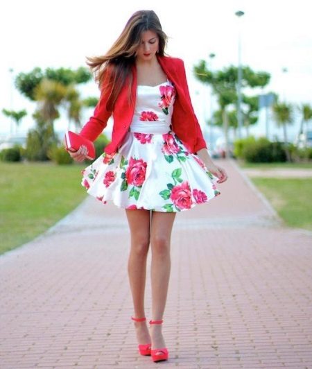 Gaun putih dengan bunga ros dalam kombinasi dengan jaket merah
