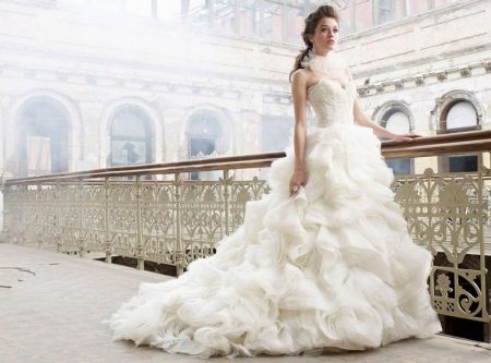 Сватбена рокля с волана на волана с влак
