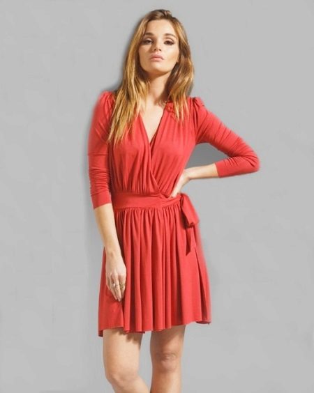 Червена къса рокля за опаковане