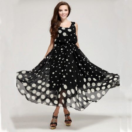 Skirtingų dydžių nespalvota suknelė iš juodos ir baltos spalvos