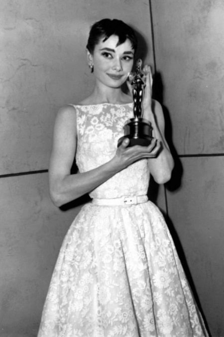 Audrey Hepburn baltų nėrinių suknelė