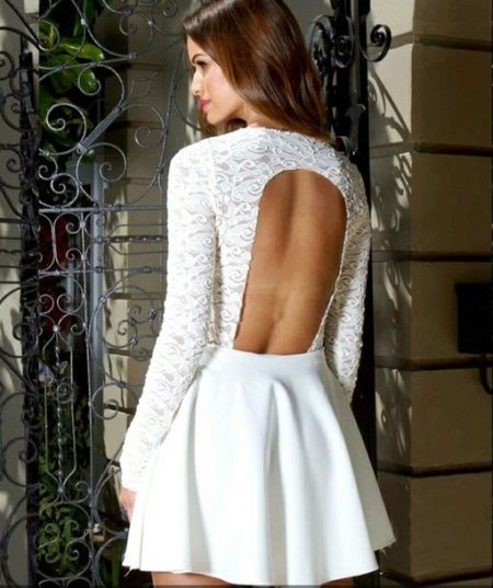 فستان أبيض قصير بأكمام طويلة وظهر مفتوح