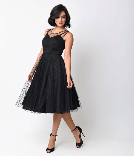Gaun hitam bengkak dalam gaya 50-an