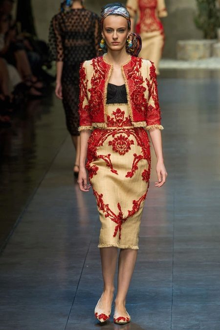 Geltona suknelė su raudono baroko siuvinėjimu