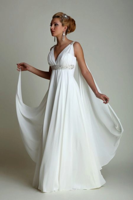 Бяла рокля в гръцки стил пламна от гърдите