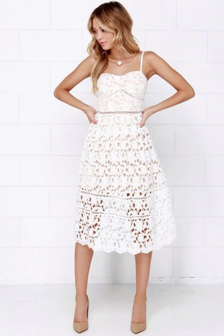 Трикотажна рокля с бял отблясък