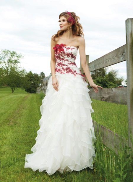 Сватбена бяла рокля с червени елементи