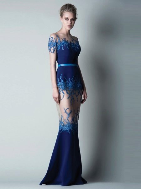 Hermoso vestido de noche azul marino con elementos transparentes.