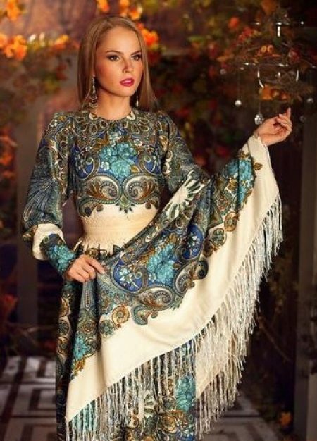 Kleid aus Pavloposad-Schals