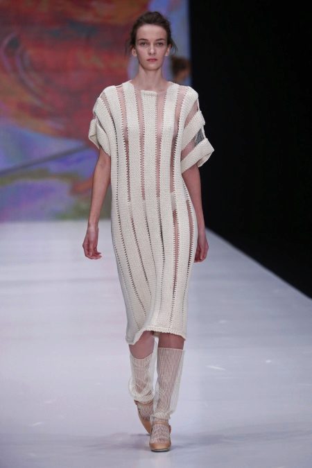 Short-sleeved wool dress