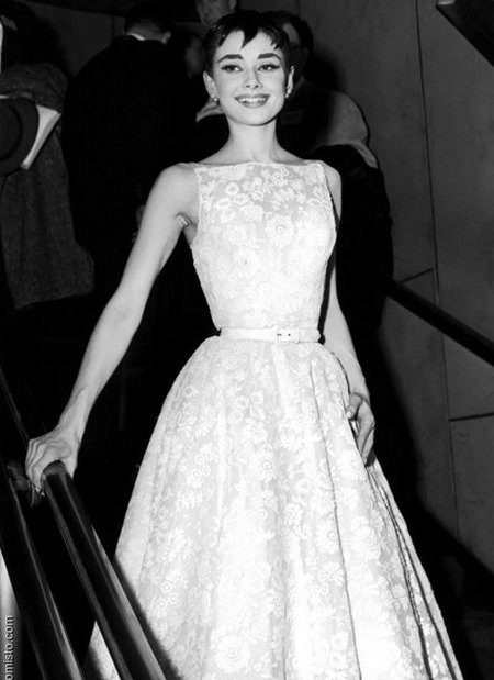 60-ųjų „Puffy“ suknelės - Audrey Hepburn