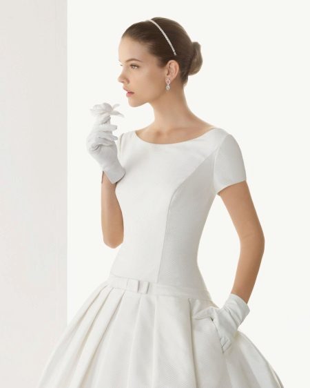 Сватбена рокля с къс ръкав с ръкавици
