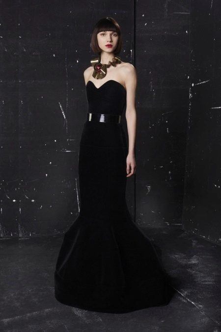 Smycken för en svart lång klänning