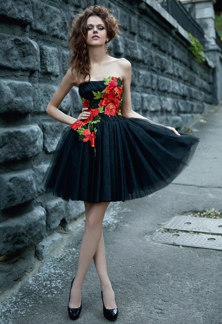 Graži juoda suknelė su raudonomis gėlėmis paaugliui