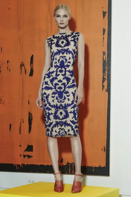 Terracotta schoenen voor een witte en blauwe jurk