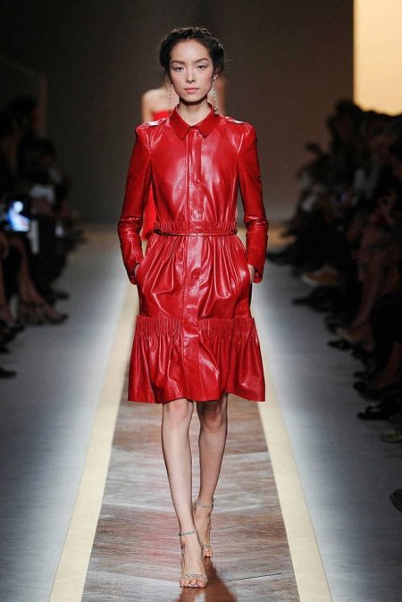 Jóias para um vestido de couro vermelho